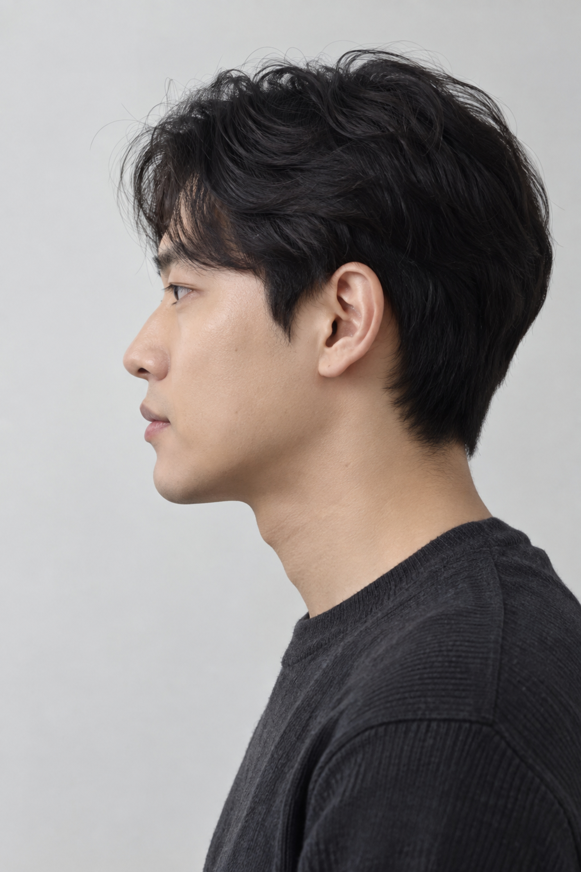 옆얼굴 선이 보이는 남성 인물 사진