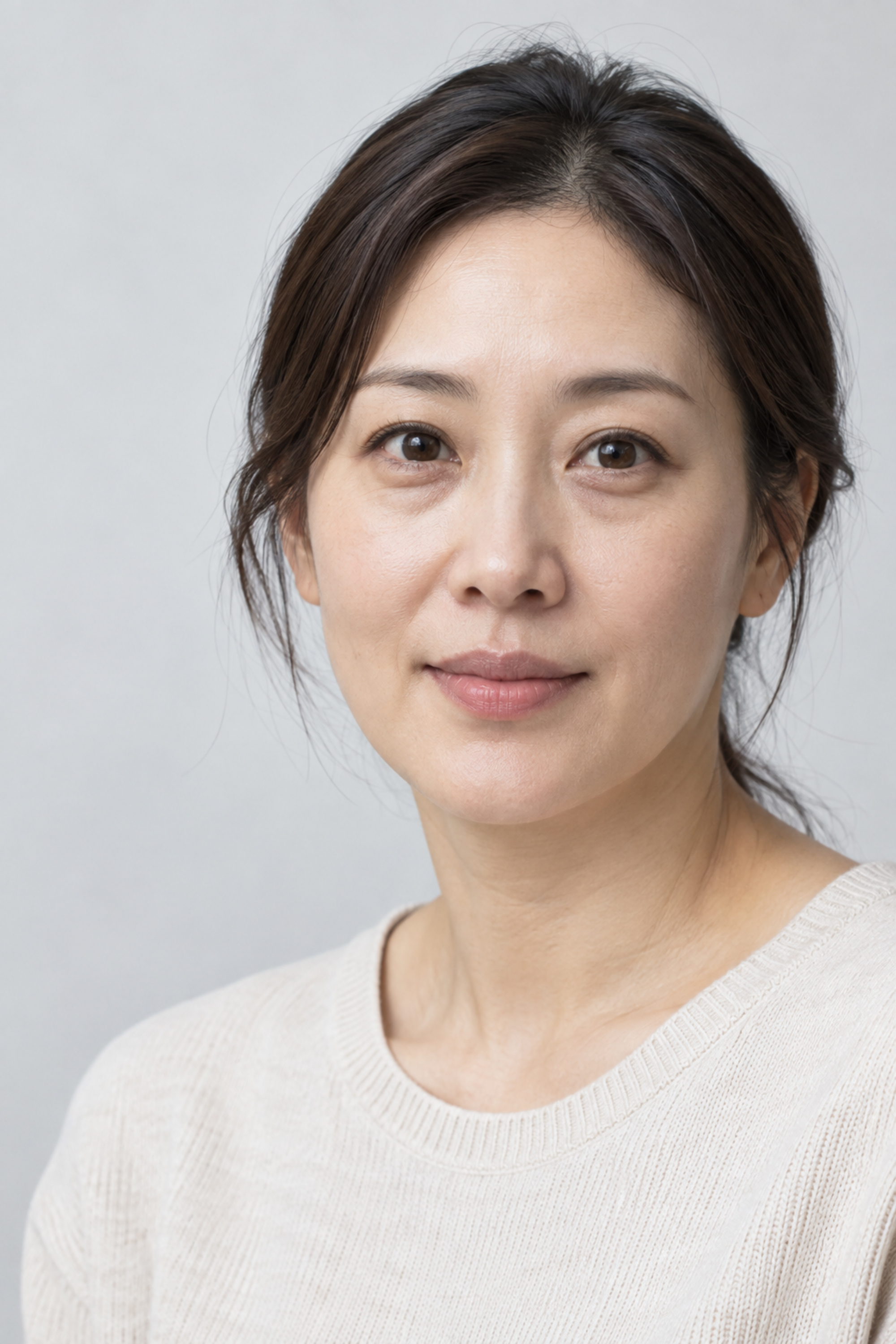 눈가가 보이는 여성 인물 사진